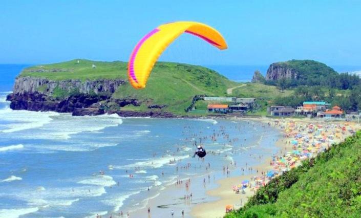 CASA completa em TORRES-RS - O MELHOR CUSTO BENEFICIO na mais bela praia Gaúcha - Cozinha - Banheiro - Ar condicionado - Smart TV 32 Android Apps Youtube - Netflix - Prime Vídeo e Wi-Fi - Estacionamento - Acomoda até 10 pessoas - Anfitriã Superhost n Villa Exterior foto