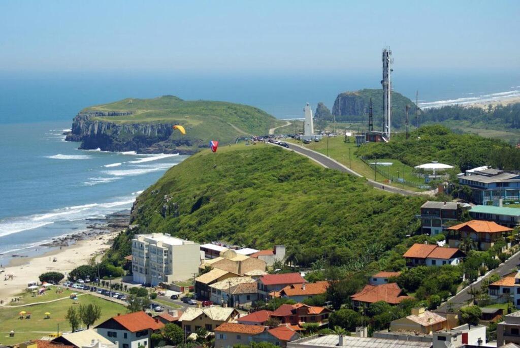CASA completa em TORRES-RS - O MELHOR CUSTO BENEFICIO na mais bela praia Gaúcha - Cozinha - Banheiro - Ar condicionado - Smart TV 32 Android Apps Youtube - Netflix - Prime Vídeo e Wi-Fi - Estacionamento - Acomoda até 10 pessoas - Anfitriã Superhost n Villa Exterior foto