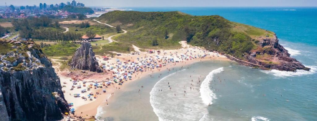 CASA completa em TORRES-RS - O MELHOR CUSTO BENEFICIO na mais bela praia Gaúcha - Cozinha - Banheiro - Ar condicionado - Smart TV 32 Android Apps Youtube - Netflix - Prime Vídeo e Wi-Fi - Estacionamento - Acomoda até 10 pessoas - Anfitriã Superhost n Villa Exterior foto