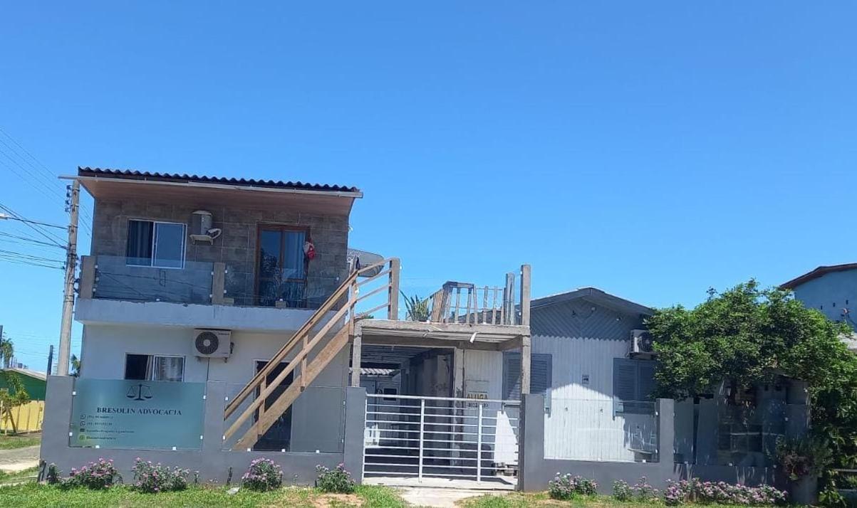 CASA completa em TORRES-RS - O MELHOR CUSTO BENEFICIO na mais bela praia Gaúcha - Cozinha - Banheiro - Ar condicionado - Smart TV 32 Android Apps Youtube - Netflix - Prime Vídeo e Wi-Fi - Estacionamento - Acomoda até 10 pessoas - Anfitriã Superhost n Villa Exterior foto